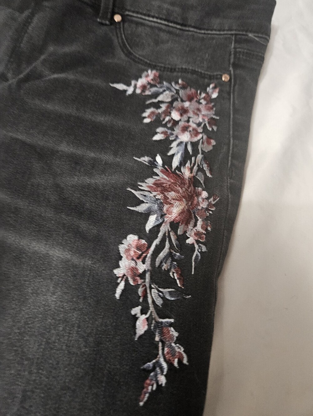 White House Black Market Floral Embroidered Skinny Jean Jeggings Size 6! - Picture 2 of 10
